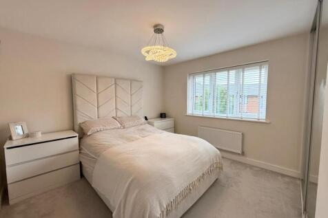 MAIN BEDROOM