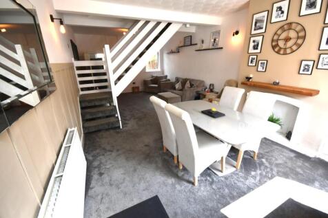 LOUNGE/DINING AREA