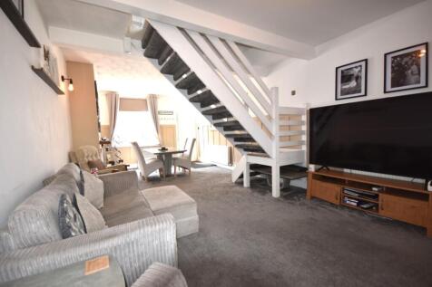 LOUNGE/DINING AREA