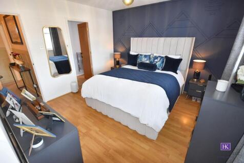 MAIN BEDROOM