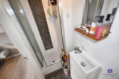 EN-SUITE SHOWER ROOM