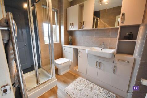 EN-SUITE SHOWER ROOM