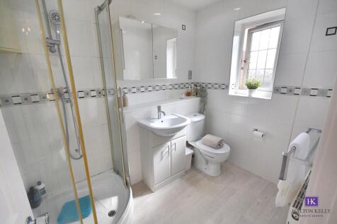EN-SUITE TO MASTER BEDROOM