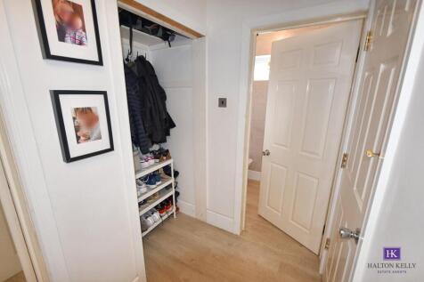 ENTRANCE HALL SIDE