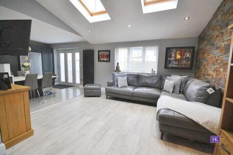OPEN PLAN KITCHEN/LIVING SPACE