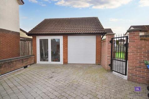 DETACHED DOUBLE GARAGE