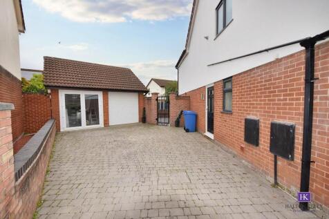 DETACHED DOUBLE GARAGE
