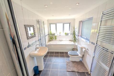 Family Bathroom 2.jpg