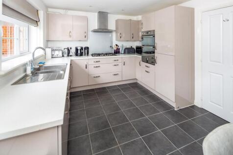 09-kitchen dining family.jpg