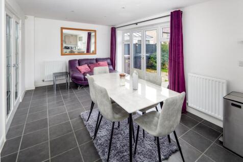 08-kitchen dining family.jpg
