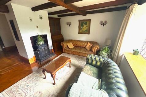 Living room (2).jpg