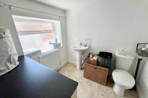 CLOAKROOM/UTILITY