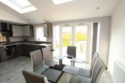 COMMUNAL KITCHEN/DINING AREA
