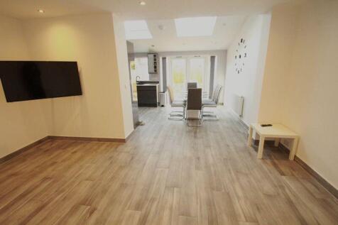 Communal Lounge/dining/kitchen