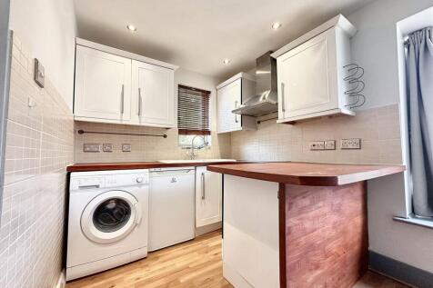 Kitchen/Studio Room