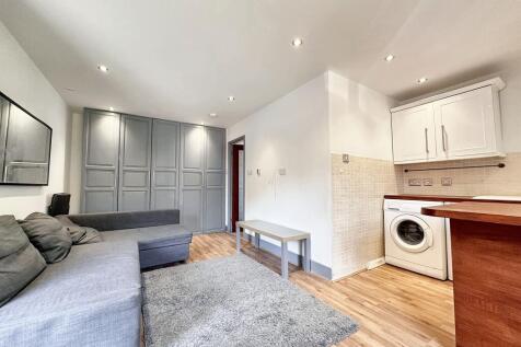 Kitchen/Studio Room