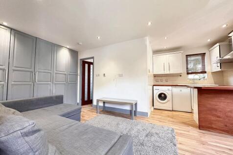 Kitchen/Studio Room