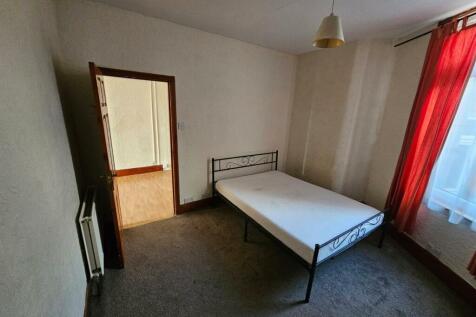 Bedroom 1.jpg