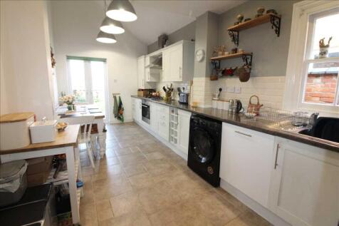 KITCHEN/BREAKFAST