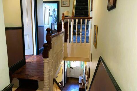 FIRST FLOOR LANDING