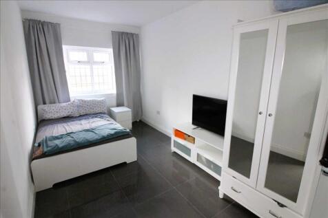 FAMILY ROOM/BEDOOM