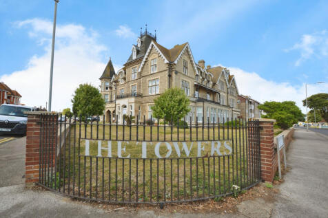 STUNNING FIRST FLOOR APARTMENT WITH SEA VIEWS