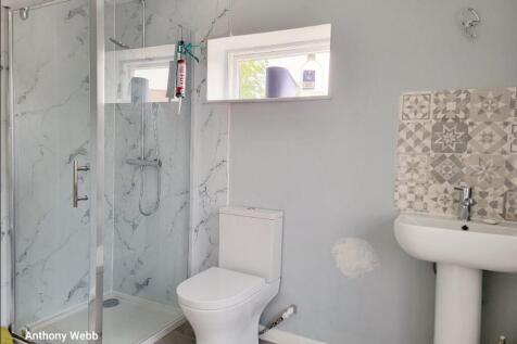 ground shower room