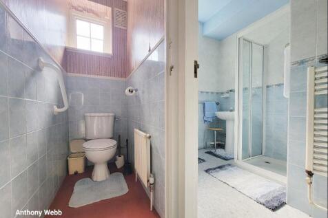 w.c shower room