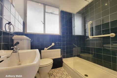 Shower room.