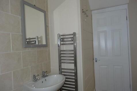Bathroom 1 flat to L