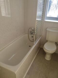 Heavygate Road 211 bathroom.jpg