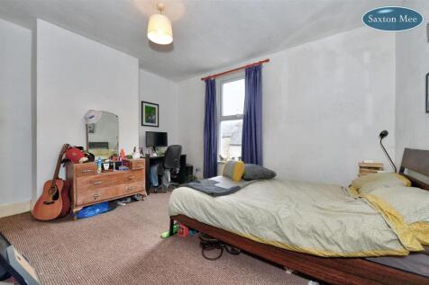 bedroom 1 9985.jpg