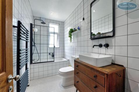 150 lydgate lane - bathroom 718.jpg