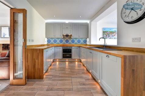 54 Stanwood Crescent - kitchen 3704.jpg