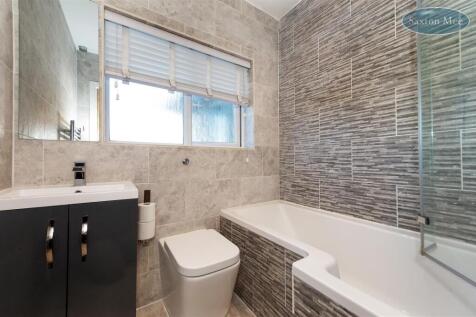 54 Stanwood Crescent - bathroom 3805.jpg