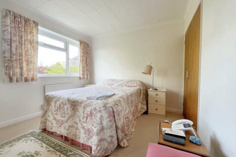 Bedroom 1.jpg