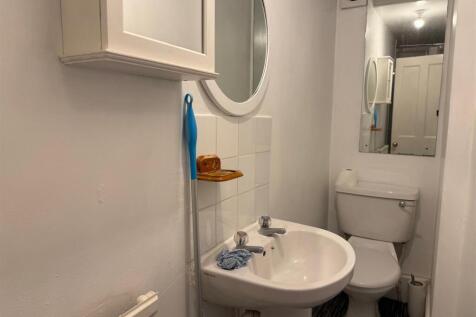 Bathroom 2.jpg