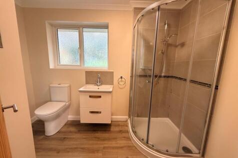 Bedroom 4 Ensuite.jpg