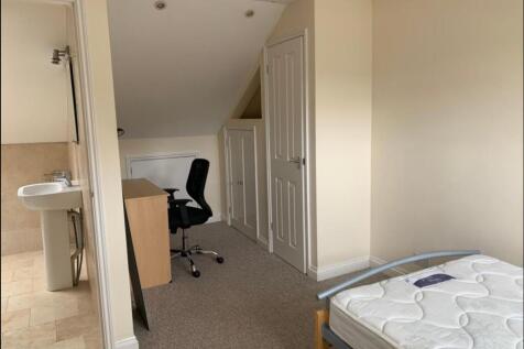 Top floor bedroom 5 ensuite