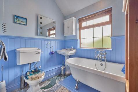 Family Bathroom to rear