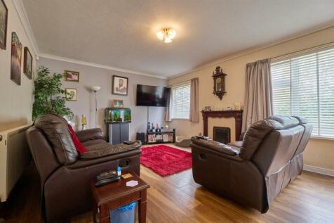 Lounge dining room to front