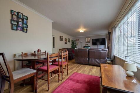 Lounge dining room to front