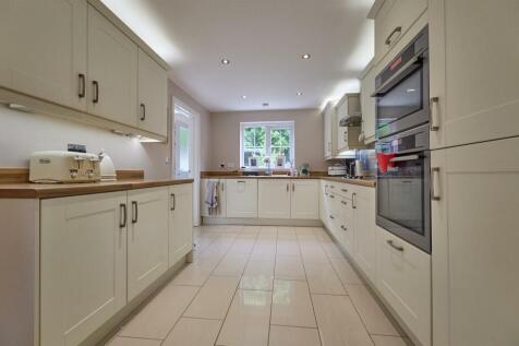 Fitted dining kitchen with dual aspect