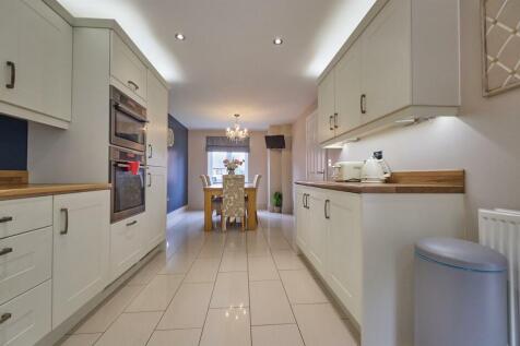 Fitted dining kitchen with dual aspect