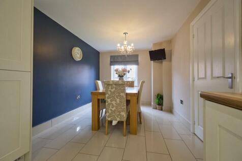 Fitted dining kitchen with dual aspect