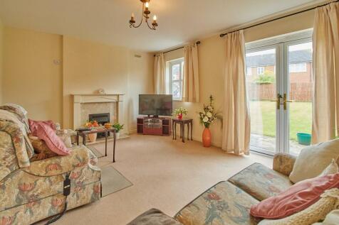 LOUNGE TO REAR