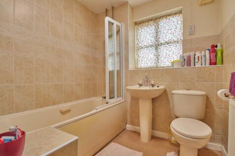 FAMILY BATHROOM TO FRONT