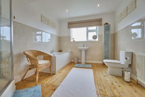 Rear Refitted Family Bathroom