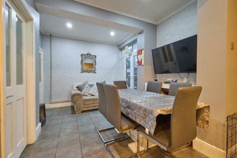 Refitted L shape Open Plan Living/Dining/Kitchen