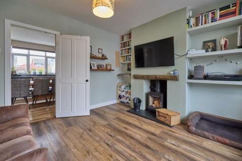 FRONT LOUNGE